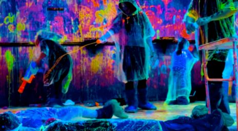 Groupe de personnes qui se tirent des balles de peinture