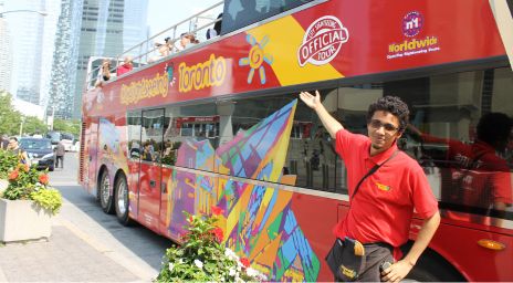 Touristes profitant de l'autobus City Sightseeing Toronto