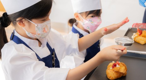 Children decorating croissants