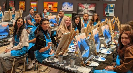 Un groupe de personnes peignant à Pinot’s Palette