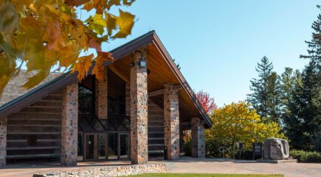 Bâtiment McMichael entouré d’arbres