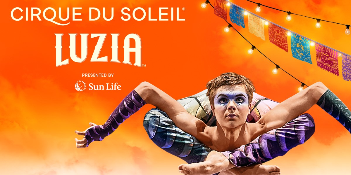 Un artiste contorsionniste en costume se tenant devant un éclairage de cirque.