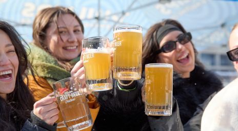 Des gens heureux trinquant avec de la bière Steam Whistle.