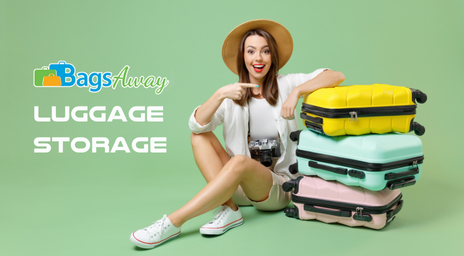 BagsAway: Luggage Storage. Une femme portant un chapeau de vacances, assise à côté de trois valises empilées les unes sur les autres sur un fond vert.