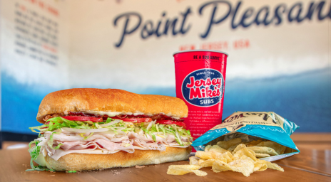 Un repas Jersey Mike comprenant un sous-marin, un sachet de croustilles Miss Vickies et une boisson.