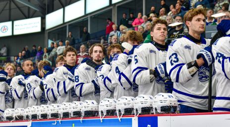 Des joueurs des Steelheads de Brampton formant une ligne lors d’une cérémonie d’avant-match