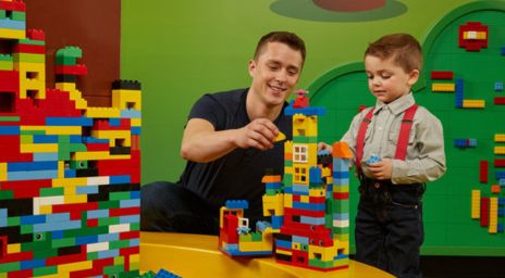 Un père et son fils jouent avec des briques LEGO colorées à Legoland.