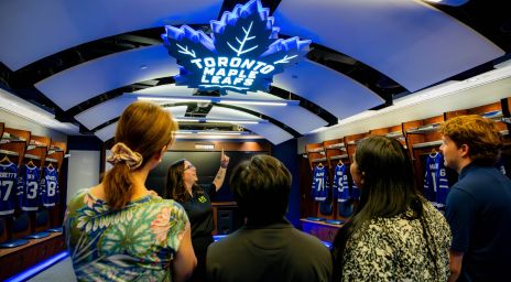 Les amateurs profitent d’une visite du vestiaire des Maple Leafs de Toronto