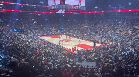 Une foule compacte regarde les Raptors de Toronto s’affronter lors d’un match à Scotiabank Arena
