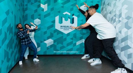 Quatre personnes posant dans une salle d’illusion d’optique au Musée de l’illusion de Toronto.