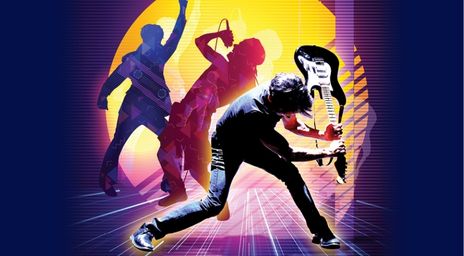 Silhouette d’un artiste brisant une guitare sur le sol sous le clair de lune