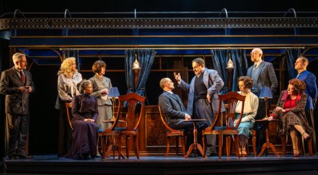 Distribution dans un wagon de train dans Le Crime de l’Orient-Express au Theatre Aquarius.