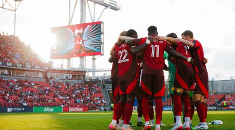 L’équipe du Toronto FC s’est réunie en cercle sur le terrain BMO.