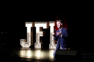 Le comédien Mike Birbiglia, sur scène au Just for Laughs Toronto Festival