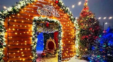La cabane du Père Noël scintillante de lumières de Noël