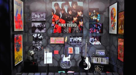 Une collection de produits Pink Floyd et de guitares exposées