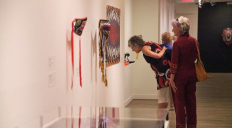 Deux femmes regardant des objets exposés au Textile Museum of Canada