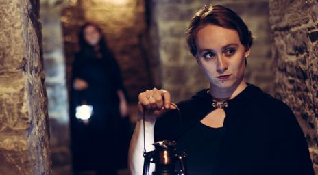 Fille tenant une lanterne